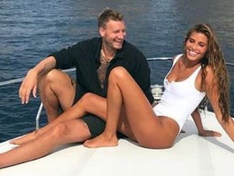 
	S-a linistit &quot;Lordul&quot;? REBELUL Bendtner, vacanta de vis cu iubita fotomodel. Fotbalistul danez vrea sa uite ca a pierdut 6 milioane de euro la poker!
