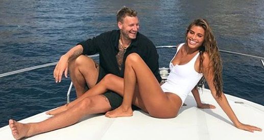 
	S-a linistit &quot;Lordul&quot;? REBELUL Bendtner, vacanta de vis cu iubita fotomodel. Fotbalistul danez vrea sa uite ca a pierdut 6 milioane de euro la poker!
