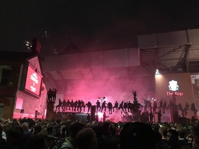 FOC si EXPLOZII: nebunie pe Anfield! Mii de oameni au incalcat ORICE regula si s-au dus la stadion! Politistii, DISPERATI pe strazi la petrecerea de titlu a lui Liverpool! Super-imagini!_1