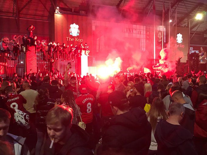 FOC si EXPLOZII: nebunie pe Anfield! Mii de oameni au incalcat ORICE regula si s-au dus la stadion! Politistii, DISPERATI pe strazi la petrecerea de titlu a lui Liverpool! Super-imagini!_12