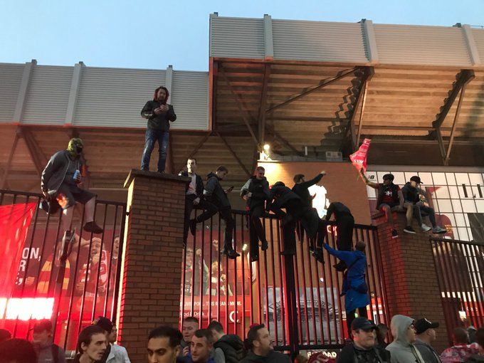 FOC si EXPLOZII: nebunie pe Anfield! Mii de oameni au incalcat ORICE regula si s-au dus la stadion! Politistii, DISPERATI pe strazi la petrecerea de titlu a lui Liverpool! Super-imagini!_14