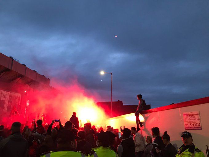 FOC si EXPLOZII: nebunie pe Anfield! Mii de oameni au incalcat ORICE regula si s-au dus la stadion! Politistii, DISPERATI pe strazi la petrecerea de titlu a lui Liverpool! Super-imagini!_16