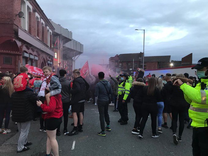 FOC si EXPLOZII: nebunie pe Anfield! Mii de oameni au incalcat ORICE regula si s-au dus la stadion! Politistii, DISPERATI pe strazi la petrecerea de titlu a lui Liverpool! Super-imagini!_18