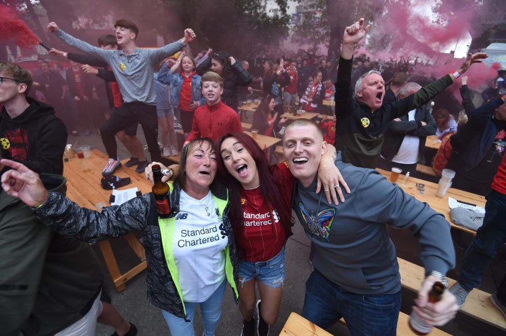 FOC si EXPLOZII: nebunie pe Anfield! Mii de oameni au incalcat ORICE regula si s-au dus la stadion! Politistii, DISPERATI pe strazi la petrecerea de titlu a lui Liverpool! Super-imagini!_3