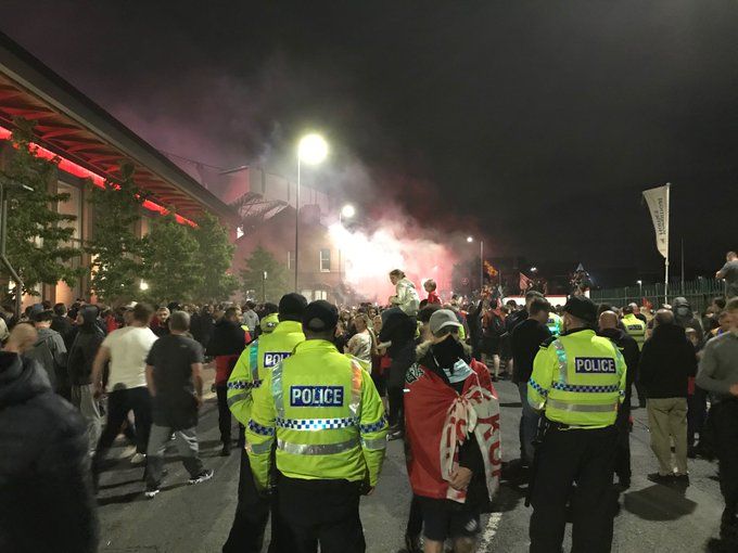 FOC si EXPLOZII: nebunie pe Anfield! Mii de oameni au incalcat ORICE regula si s-au dus la stadion! Politistii, DISPERATI pe strazi la petrecerea de titlu a lui Liverpool! Super-imagini!_6
