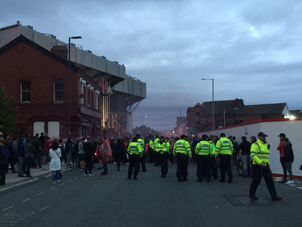FOC si EXPLOZII: nebunie pe Anfield! Mii de oameni au incalcat ORICE regula si s-au dus la stadion! Politistii, DISPERATI pe strazi la petrecerea de titlu a lui Liverpool! Super-imagini!_8