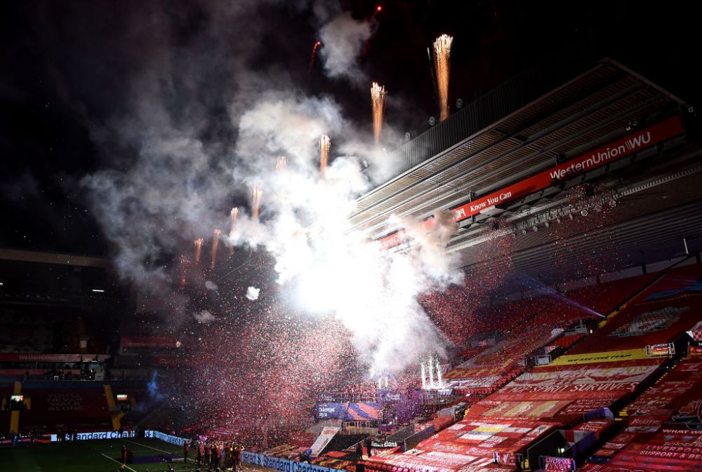 Imagini FANTASTICE de pe Anfield! Singuri pe teren, mii de oameni in afara lui! Jucatorii lui Liverpool au sarbatorit titlul cu SHOW TOTAL la stadion_12