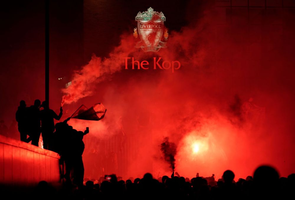 Imagini FANTASTICE de pe Anfield! Singuri pe teren, mii de oameni in afara lui! Jucatorii lui Liverpool au sarbatorit titlul cu SHOW TOTAL la stadion_3