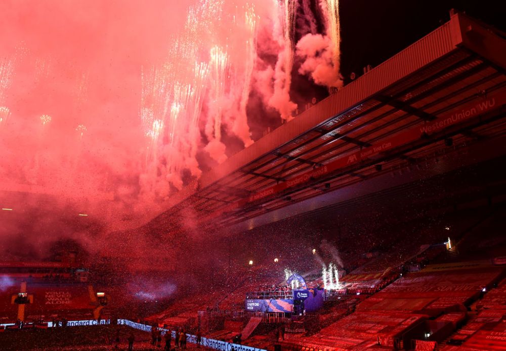 Imagini FANTASTICE de pe Anfield! Singuri pe teren, mii de oameni in afara lui! Jucatorii lui Liverpool au sarbatorit titlul cu SHOW TOTAL la stadion_6