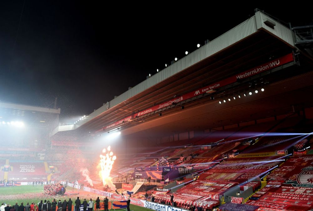 Imagini FANTASTICE de pe Anfield! Singuri pe teren, mii de oameni in afara lui! Jucatorii lui Liverpool au sarbatorit titlul cu SHOW TOTAL la stadion_7