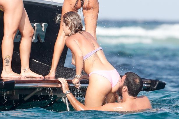 FOTO | Dezmat in Ibiza pentru Rita Ora! A ramas FARA costum de baie! Aparitie HOT in vacanta alaturi de noul iubit_1
