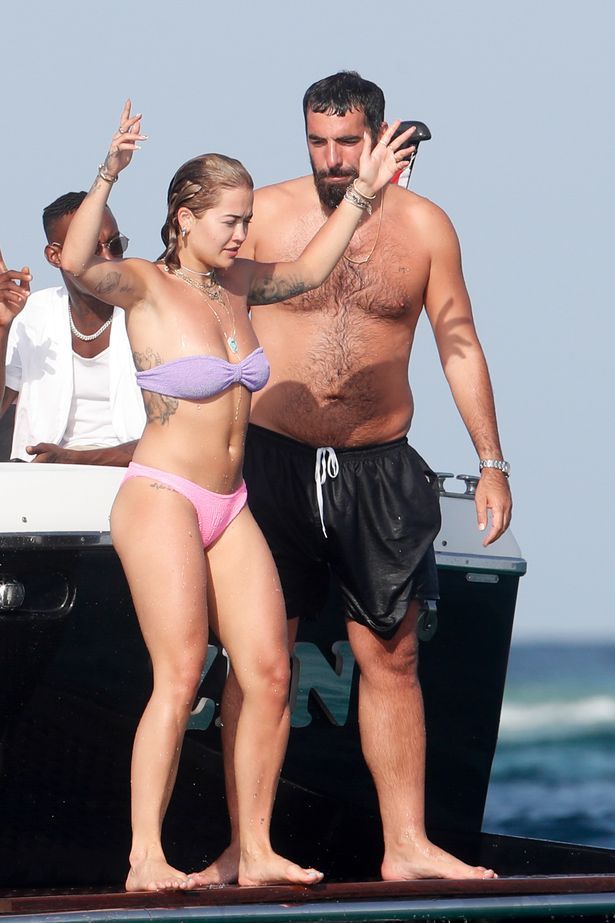 FOTO | Dezmat in Ibiza pentru Rita Ora! A ramas FARA costum de baie! Aparitie HOT in vacanta alaturi de noul iubit_2