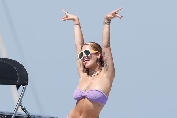 FOTO | Dezmat in Ibiza pentru Rita Ora! A ramas FARA costum de baie! Aparitie HOT in vacanta alaturi de noul iubit_3