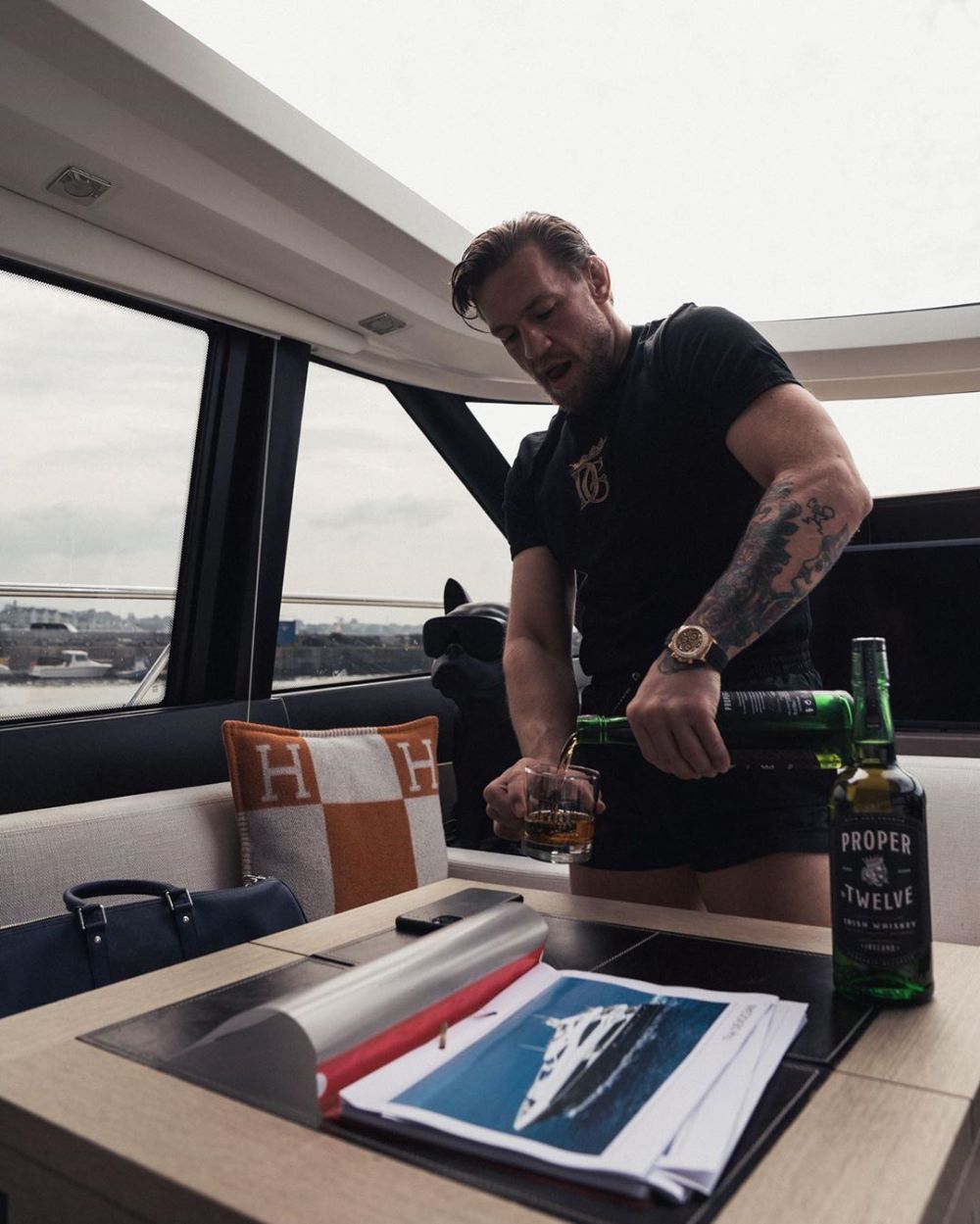 Aroganta EXATRAVAGANTA facuta de Conor McGregor la aniversarea celor 32 de ani. S-a imbracat tot in Versace si a purtat un ceas de sute de mii de euro_5