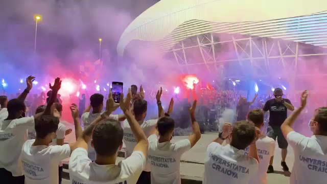 Scene INCREDIBILE in fata stadionului dupa ce Craiova a pierdut titlul! Jucatorii au venit in fata ultrasilor: ce a putut sa urmeze_8