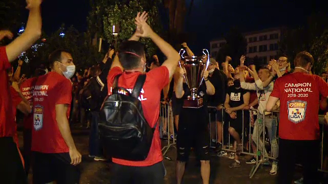Jucatorii CFR-ului, asteptati in miezul noptii de fani la Cluj! Faza GENIALA in fata presei: cum au reactionat cand au aflat ca Balotelli e dorit la club_11