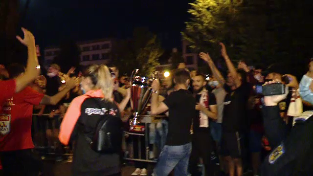 Jucatorii CFR-ului, asteptati in miezul noptii de fani la Cluj! Faza GENIALA in fata presei: cum au reactionat cand au aflat ca Balotelli e dorit la club_12