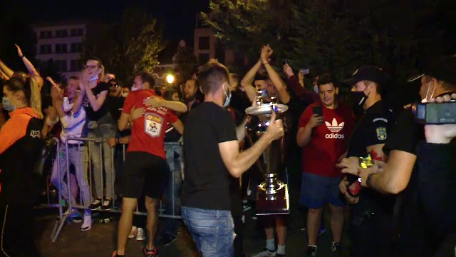 Jucatorii CFR-ului, asteptati in miezul noptii de fani la Cluj! Faza GENIALA in fata presei: cum au reactionat cand au aflat ca Balotelli e dorit la club_13