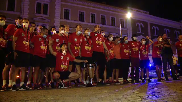 Jucatorii CFR-ului, asteptati in miezul noptii de fani la Cluj! Faza GENIALA in fata presei: cum au reactionat cand au aflat ca Balotelli e dorit la club_18