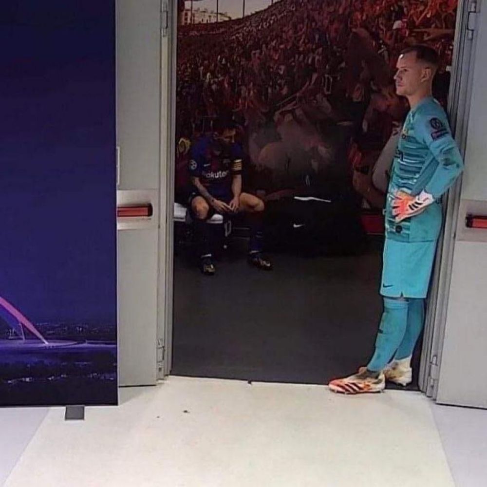 Imaginea care face inconjurul lumii! Leo NU STIA ca il vede cineva! Cum a fost surprins Messi in vestiarul Barcelonei la pauza dezastrului istoric in fata lui Bayern_2