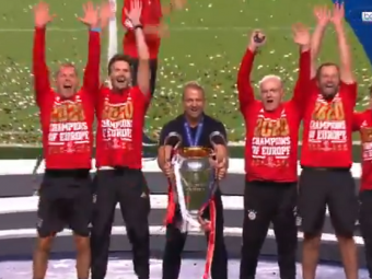 S-a PIERDUT COMPLET! Moment genial pentru Hansi Flick pe podiumul de premiere! Ce a facut cu trofeul Champions League