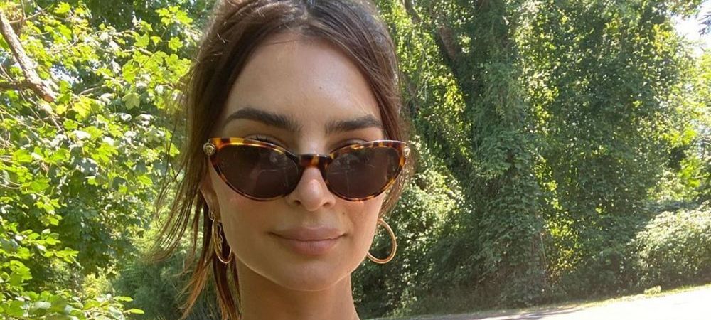 Fotografie incendiara! Emily Ratajkowski s-a dezbracat complet pentru a le arata fanilor ultimul tatuaj