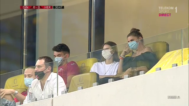 Uite-le, uite-le, uite-le PATROANELE! :) Cum au fost surprinse Anamaria Prodan si fiica ei in loja National Arena la meciul cu Dinamo_2