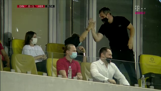 Uite-le, uite-le, uite-le PATROANELE! :) Cum au fost surprinse Anamaria Prodan si fiica ei in loja National Arena la meciul cu Dinamo_3