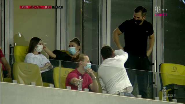 Uite-le, uite-le, uite-le PATROANELE! :) Cum au fost surprinse Anamaria Prodan si fiica ei in loja National Arena la meciul cu Dinamo_4
