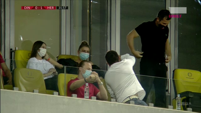 Uite-le, uite-le, uite-le PATROANELE! :) Cum au fost surprinse Anamaria Prodan si fiica ei in loja National Arena la meciul cu Dinamo_5