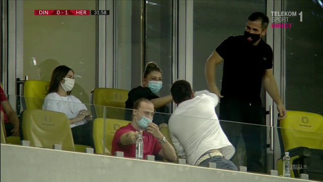 Uite-le, uite-le, uite-le PATROANELE! :) Cum au fost surprinse Anamaria Prodan si fiica ei in loja National Arena la meciul cu Dinamo_6