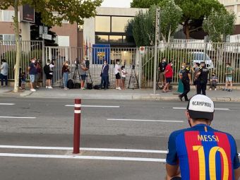 
	PROTEST pe strazile din Barcelona dupa anuntul lui Messi! Suporterii s-au adunat in jurul cladirii unde se afla oficialii clubului! Ce se intampla in Spania
