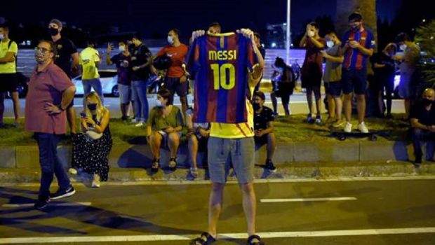 
	Fanii catalani au iesit CU MIILE din case pentru Messi! Strazi BLOCATE in oras! Detalii de ultima ora de la Barcelona
