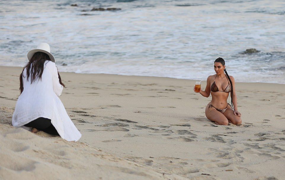 Aparitie incendiara a lui Kim Kardashian! Vedeta a aparut in bikini la plaja_2