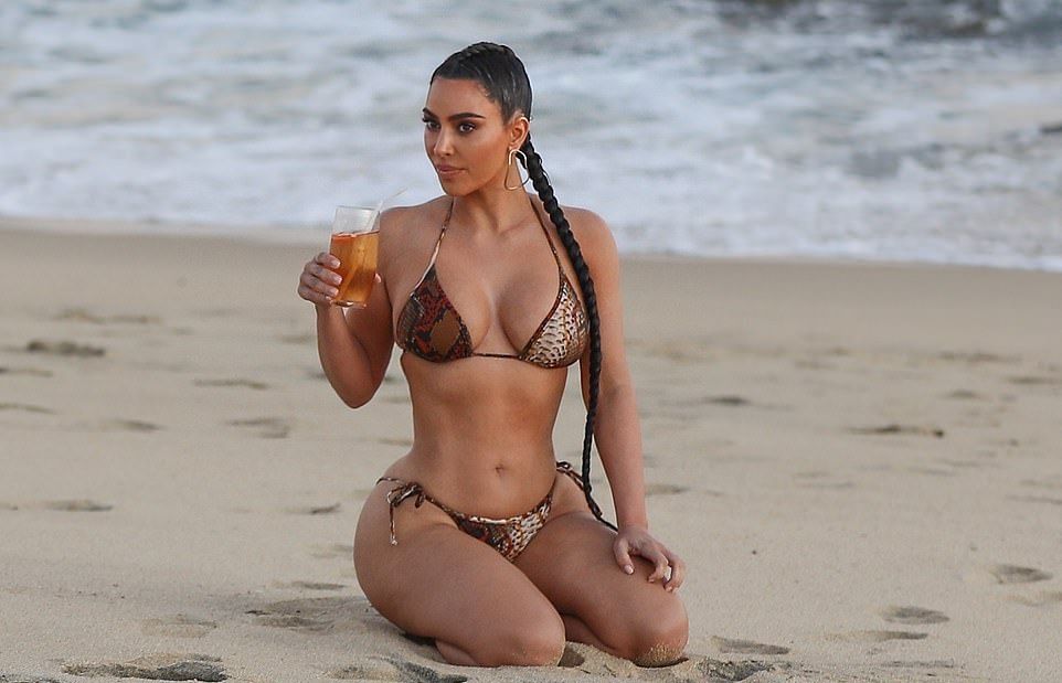 Aparitie incendiara a lui Kim Kardashian! Vedeta a aparut in bikini la plaja_3