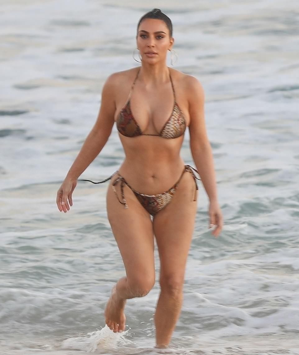 Aparitie incendiara a lui Kim Kardashian! Vedeta a aparut in bikini la plaja_4