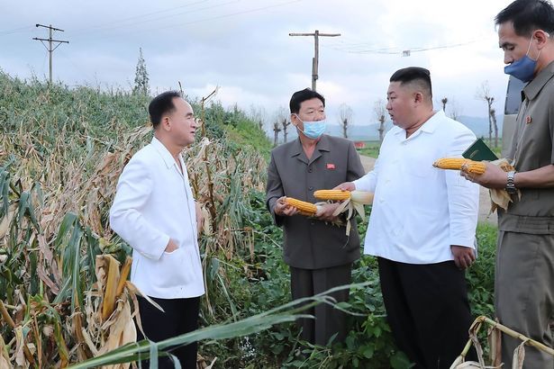 Imagini incredibile cu Kim Jong Un! Cum a fost surprins dictatorul despre care se credea ca e in stare vegetativa_3