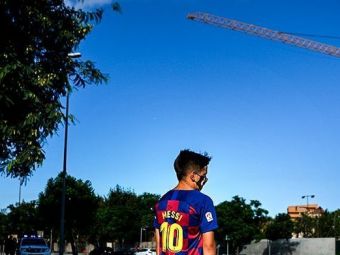 
	Imaginile care arata DEZASTRUL de la Barcelona! Cum a fost surprins un copil care il astepta pe Messi
