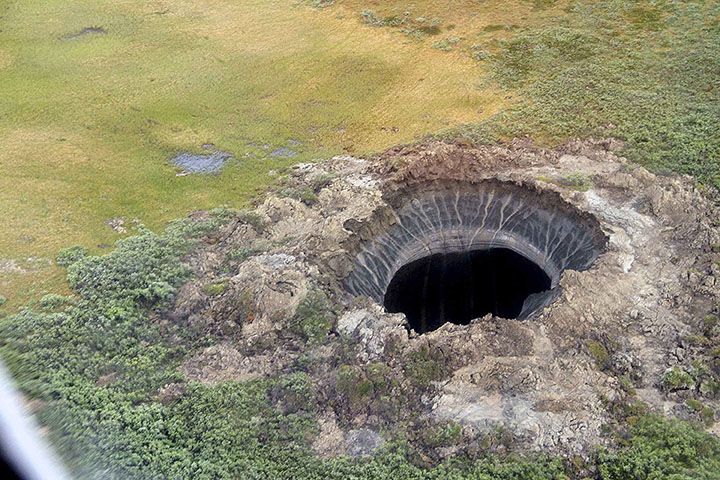 A aparut de NICAIERI dupa o explozie misterioasa! Craterul de 50 de metri adancime care a SOCAT planeta_3
