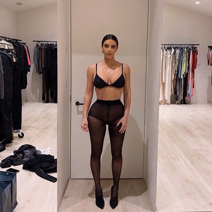 Kim Kardashian, aparitie INCENDIARA! Vedeta a pozat la plaja intr-un bikini minuscul_11