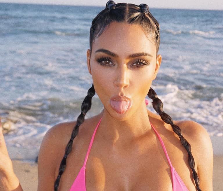 Kim Kardashian, aparitie INCENDIARA! Vedeta a pozat la plaja intr-un bikini minuscul_2