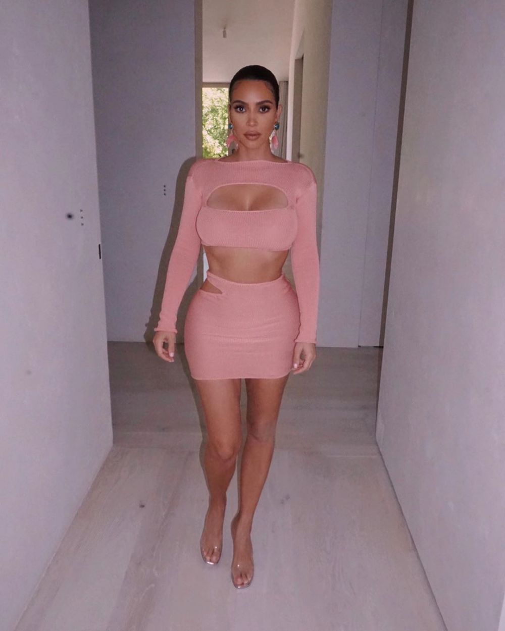 Kim Kardashian, aparitie INCENDIARA! Vedeta a pozat la plaja intr-un bikini minuscul_9
