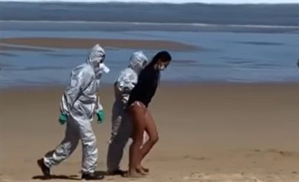 Scena IREALA pe o plaja din Spania. O tanara infectata cu COVID-19 s-a dus sa faca SURF. A fost luata din apa si INCATUSATA!_1