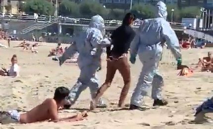 Scena IREALA pe o plaja din Spania. O tanara infectata cu COVID-19 s-a dus sa faca SURF. A fost luata din apa si INCATUSATA!_2