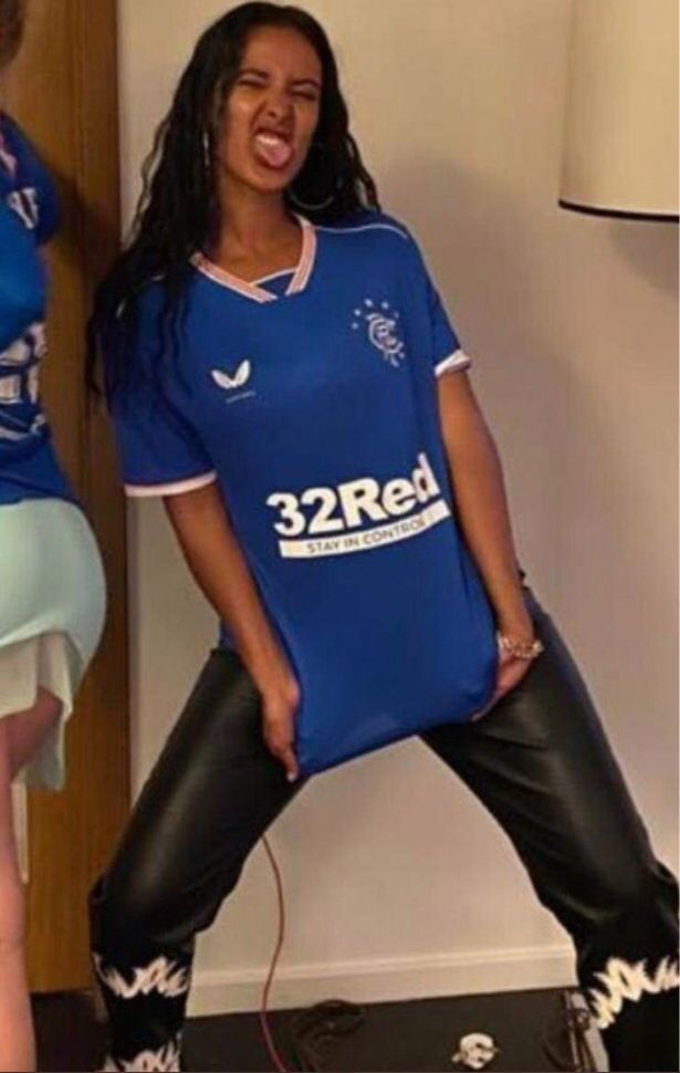Sustinere de top pentru Ianis Hagi in Scotia! Cea mai sexy jurnalista s-a pozat in tricoul lui Rangers si a aruncat in aer retelele de socializare cu postarile sale_1