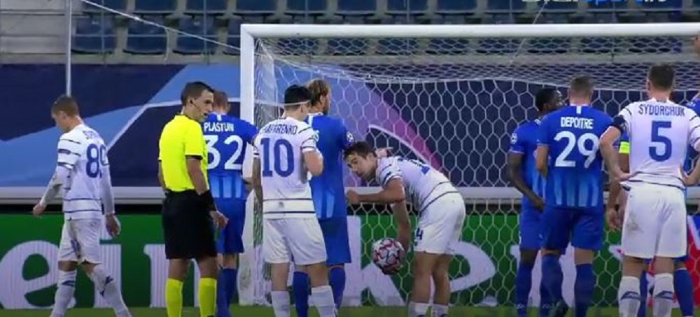 In Champions League, ca-n curtea scolii! :)) Cum au decis doi fotbalisti de la Dinamo Kiev cine executa o lovitura libera in meciul cu Gent_1