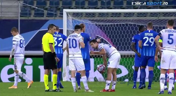 In Champions League, ca-n curtea scolii! :)) Cum au decis doi fotbalisti de la Dinamo Kiev cine executa o lovitura libera in meciul cu Gent_2