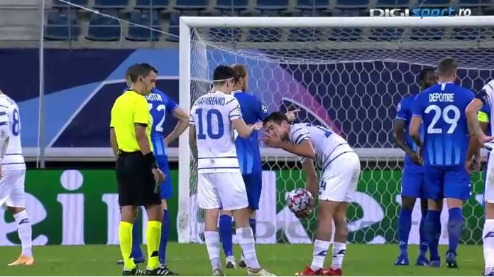 In Champions League, ca-n curtea scolii! :)) Cum au decis doi fotbalisti de la Dinamo Kiev cine executa o lovitura libera in meciul cu Gent_3