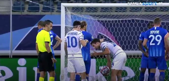 In Champions League, ca-n curtea scolii! :)) Cum au decis doi fotbalisti de la Dinamo Kiev cine executa o lovitura libera in meciul cu Gent_4