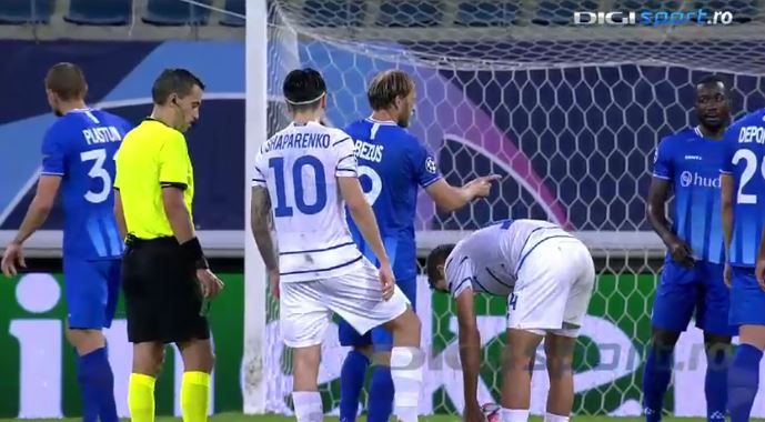 In Champions League, ca-n curtea scolii! :)) Cum au decis doi fotbalisti de la Dinamo Kiev cine executa o lovitura libera in meciul cu Gent_5